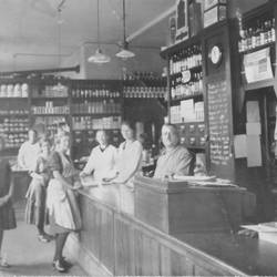 Personen vor und hinter der Theke in einem Geschäft