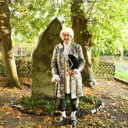 Asmus Weber steht in Gewandung eines Grafen vor dem Tordenskiold-Gedenkstein