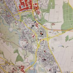 An einer Metaplanwand wurde der Stadtplan der Stadt Laatzen aufgehangen und alle Teilnehmenden haben ihren Arbeitsplatz gekennzeichnet. Es wurde eine Pinnnadel an die Kita gesetzt an der man arbeitet.