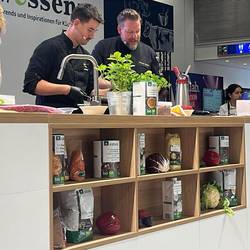 Profiköchinnen/ Profiküche kochen verschiedene Gerichte vor und geben Tipps und Tricks zum Thema Kochen.