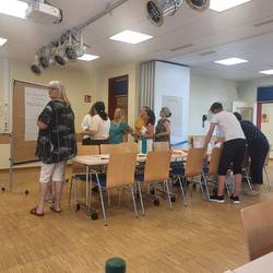 Arbeitsphase © Stadt Laatzen/ Karen Schlote Die Fachkräfte erarbeiten sich an Flipcharts unter einer bestimmten Fragestellung Inhalte.