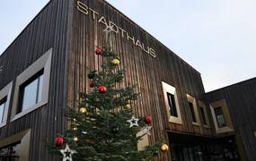 geschmückter Weihnachtsbaum vor dem Stadthaus ©Stadt Laatzen