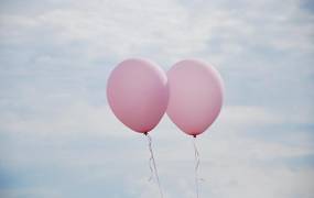 Zwei rosa Luftballons