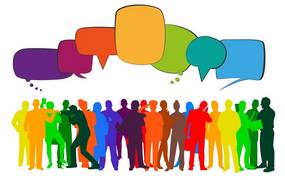 Gruppe bunter gezeichneter Figuren, Sprechblasen über deren Köpfen