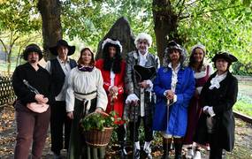 Gruppe der Darstellendenden in Gewandung vor dem Tordenskiold-Gedenkstein