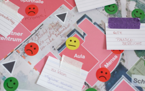 Notizzettel auf einem Plan.