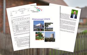 Grafik mit drei Einzelseiten des Mietspiegels vor einem Gebäude.