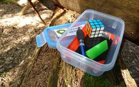 Plastikdose, in der sich mehrere Caches befinden.