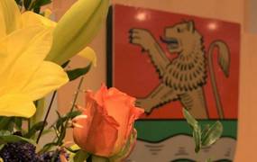 Nahaufnahme des Stadtwappens mit Blumen