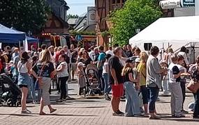 Blick auf das Dorffest mit Besuchenden und Ständen