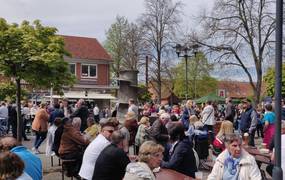 Blick auf den Marktplatz Rethen mit mit Besuchenden und Ständen