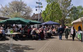 Blick auf den Parkplatz Gleidingen mit mit Besuchenden und Ständen