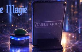 Table Quiz Pure Magie Buzzer und Tablet stehen in der Mitte drum herum magische Zauberwirbel