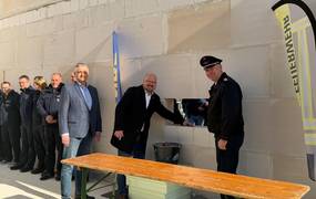 20260410 01 stadt laatzen mit maurerkelle und m rtel b rgermeister kai eggert ortsbrandmeister frank bezdiak und hanke bau gesch ftsf hrer olaf k pper versenken die traditionelle zeitkapsel im gem uer