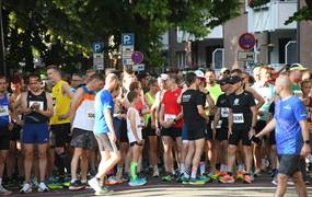 Läuferinnen und Läufer warten in einer Gruppe auf den Start des Leinelaufs.