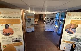 Ausstellungsplakate stehen im Café Exposé zwischen den Tischen
