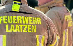 Rücken einer Person mit Feuerwehrschutzkleidung der Stadt Laatzen