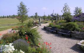 Park der Sinne mit zwei Bänken vielen Blumen