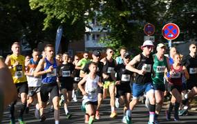 Eine Gruppe Läuferinnen und Läufer auf der Straße
