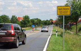 Ortseinfahrt Ingeln mit Ortseingangsschild und Autos
