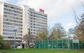 Blick über einen Platz auf das Rathaus der Stadt