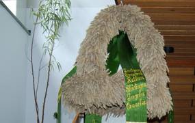 Erntekrone aus Ähren mit Schleife und Schriftzug der Laatzener Ortsteile