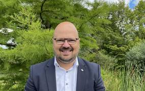 Portrait von Bürgermeister Kai Eggert im grünen Park der Sinne