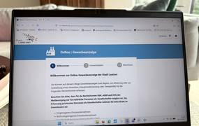 Rechner mit Anmeldemaske für Gewerbemeldungender Stadt Laatzen.