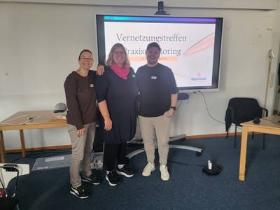 Die drei Leitungen des Fachtages stehen vor einer Moderrationswand. Susanne Grothe, Uschi Drude, Sebastian Lisowski