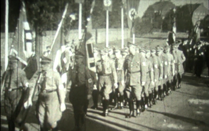 Aufmarsch von vielen Männern mit NSDAP Uniformen