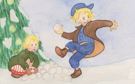 zwei Kinder spielen im Schnee, im Hintergrund ist ein Weihnachtsbaum