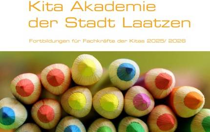Deckblatt unserer neuen Kita Akademie Broschüre © Stadt Laatzen Foto pexels Das Deckblatt der Broschüre Kita Akademie ist zu sehen. Das Logo der Stadt Laatzen ist mit enthalten. Weiterhin sieht man die Überschrift Kita Akademie. Ein Foto mit Stiften ist zu sehen. Die Buntstifte liegen aufeinander und die Stiftspitzen zeigen nach vorn.