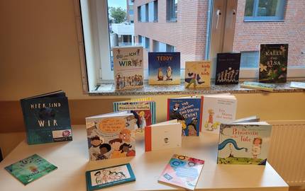 Bilderbuchausstellung © Karen Schlote Auf einem Tisch stehen unterschiedliche Kinderbücher, die wir für die pädagogische Arbeit empfehlen.