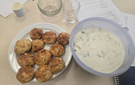 Apfel- Quarkbällchen © Karen Schlote Es stehen auf einem Tisch zwei Schalen. Eine Schale mit Apfel- Quarkbällchen und eine Schale mit einem gesunden Dip.