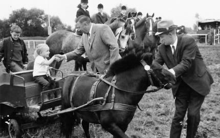 Erich Kraushaar gibt Kind auf Pferdekarren die Hand