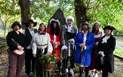 Gruppe der Darstellendenden in Gewandung vor dem Tordenskiold-Gedenkstein
