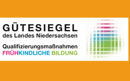 Gütesiegel frükindliche Bildung © AEWB/ Kultusministerium Es wird das Logo des Gütesiegel frühkindliche Bildung gezeigt.