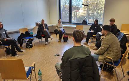 Gruppenbild © Stadt Laatzen/ Karen Schlote Die Teilnehmenden sitzen in einem Stuhlkreis.