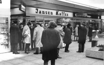 Menschen stehen vor Geschäften