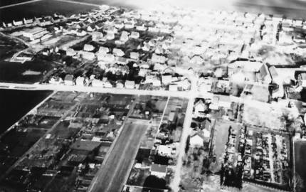 Luftaufnahme mit Straßen, Gebäuden und landwirtschaftlichen Flächen