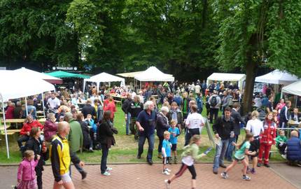 Blick über den Park vor dem alten Rathaus am Winzerfest