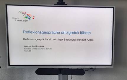 Es ist das Whitboard zu sehen. Auf dem Whitboard ist die 1. Folie mit dem Titel der Veranstaltung  zu sehen. Der Titel lautet "Reflexionsgespräche erfolgreich führen".