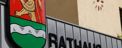 Das Foto zeigt den Rathauseingang mit dem Schriftzug Rathaus und das Laatzener Stadtwappen