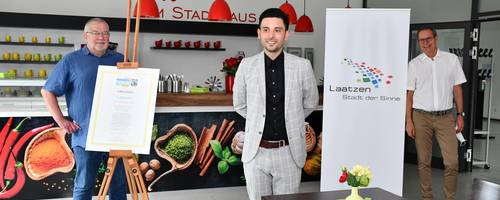 vlnr. Peter Hellemann, David Shimon-Aue und Bürgermeister Jürgen Köhne freuen sich über die erneute Auszeichnung