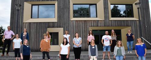 Bürgermeister Köhne, Praxismentorin Grothe stehen mit 14 Azubis vor dem Stadthaus der Stadt Laatzen