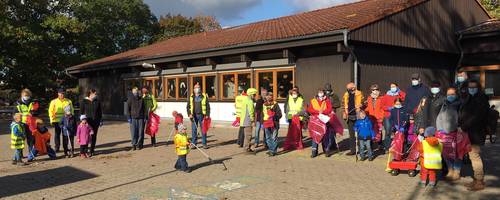 Gruppe von Menschen vor der Schule in Ingeln-Oesselse