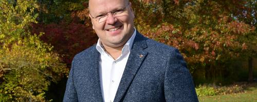 Der Bürgermeister der Stadt Laatzen steht in einem Park.