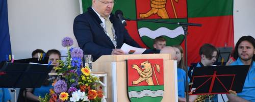 Ein Mann spricht an einem Rednerpult.