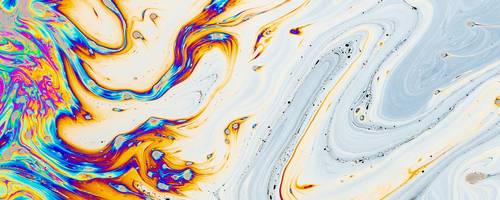 Schillernder Ölfilm auf hellem Grund