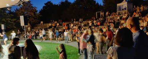 Zuschauer sehen auf eine Bühne